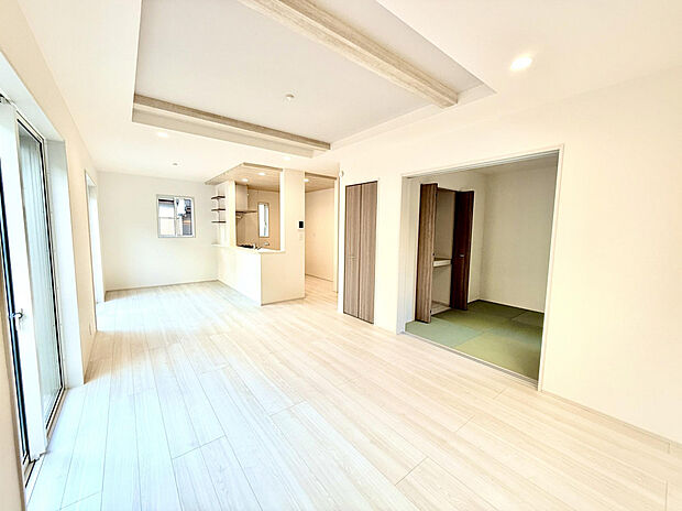 【前面道路含む現地写真】LDKには、4.5帖の和室が隣接しています。開放することで、広々空間としてもご活用いただけます。