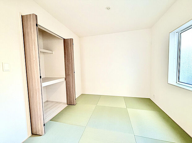 【和室】縁なし畳を採用した和室スペース。お子様の遊び場としてはもちろん、家事スペースとしても重宝しそうです。