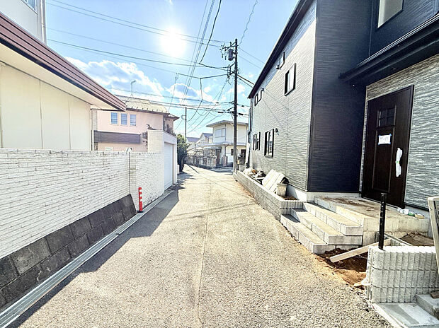 【前面道路含む現地写真】TVモニター付きインターホンを備えており、事前に来訪者を確認してから応対ができます。