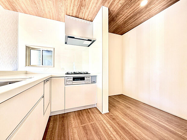 【キッチン】ご家族と会話を楽しみながら調理ができる対面仕様。食器洗乾燥機や3口ガスコンロ、浄水器蛇口など、機能的な設備を搭載したシステムキッチンです。