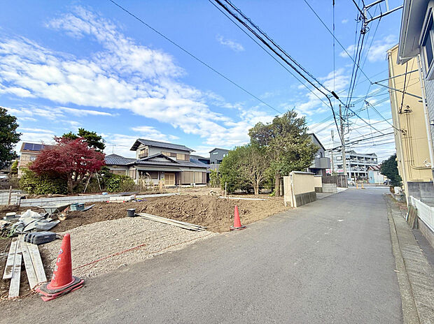 【前面道路含む現地写真】南西角地で日当たりと風通し◎