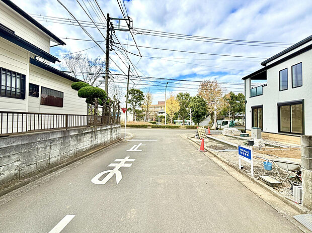 【前面道路含む現地写真】前面道路は、幅員約6.0mの公道に面しています。