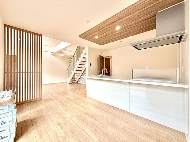 【ダイニング】ご家族がのびのびと過ごせる、明るく開放的なLDK。対面式キッチンやリビングイン階段を採用しており、ご家族のコミュニケーションを取りやすい設計に◎