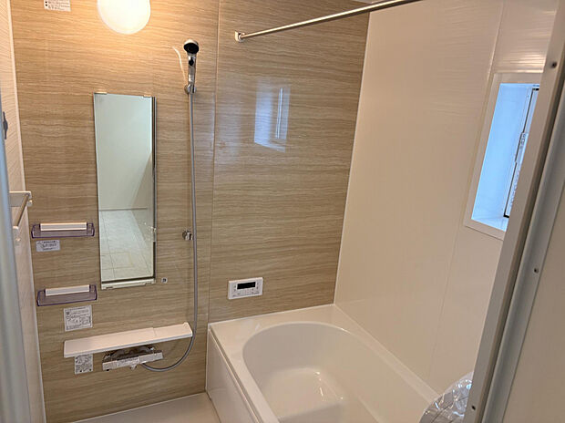 【2号棟　浴室】アクセントクロスを採用した浴室はオシャレで一日の疲れが癒される空間に♪
