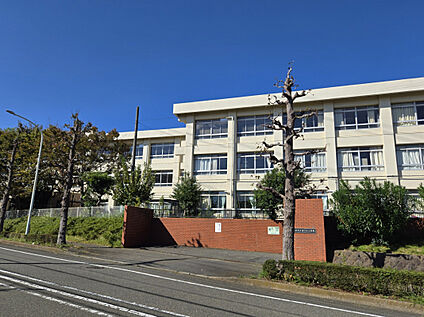 滝の沢小学校 190m