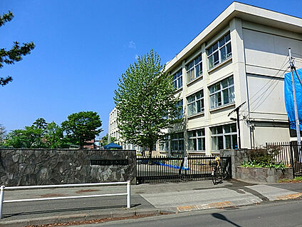 市立栄小学校 161m