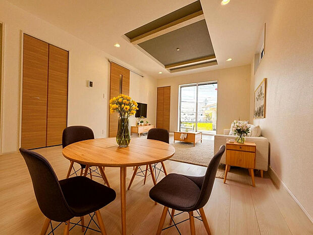 【リビング】ゆったりリビング！シャッター、折上天井と設備も充実です♪　※家具等はCGで加工しており、イメージとなります。家具付き販売ではございません。