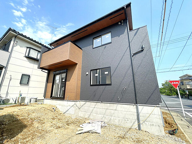 【外観写真】 約38坪の角地に加え、前面道路も広々。陽当たり・通風ともに良好で、ゆとりある暮らしを実現します。　