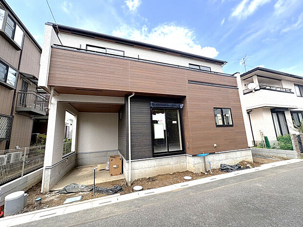 【外観写真】南向きの陽当たり良好地。整形地に建つ新築分譲住宅で、落ち着いた住環境が広がります。　