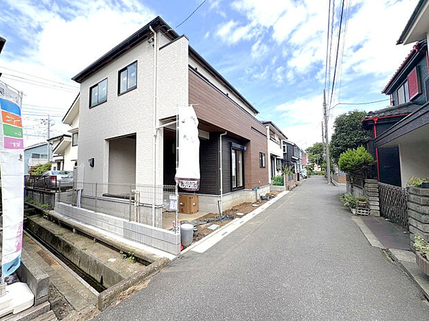 【外観写真】全居室南向きの設計で、室内に明るい光が広がる住まいです。　