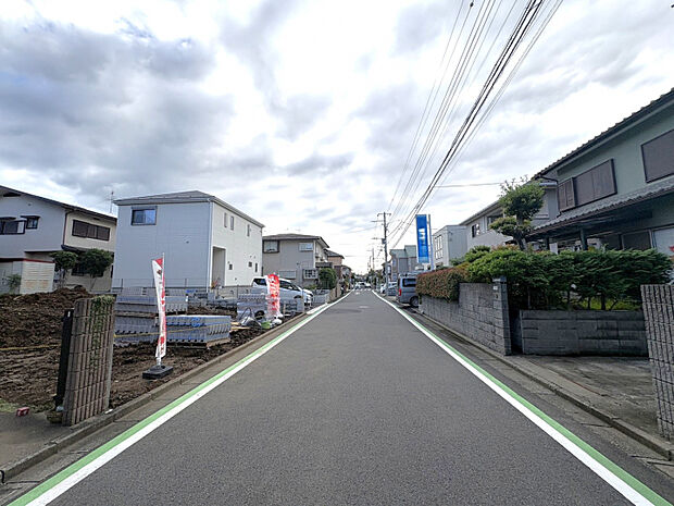 【外観写真】敷地面積51坪超のゆとりある住まい。カースペース並列3台分を確保し、ご家族のお車はもちろん来客時にも便利です。　
