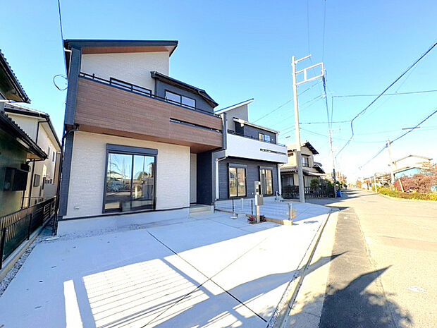 ◇外観写真　表面をあえて凹凸のあるデザインに仕上げることで、太陽の光が当たった際に陰影が美しく生まれます。これにより立体感と深みが増し、時間帯や天候によって表情が変わる、個性的で魅力あふれる外観を演出します。