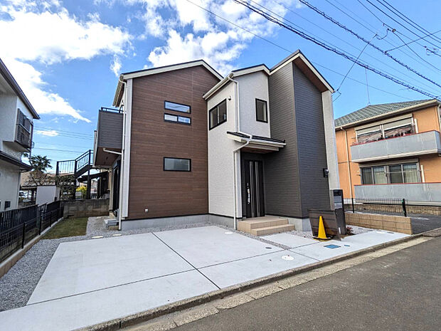 ◇外観写真　表面をあえて凹凸のあるデザインに仕上げることで、太陽の光が当たった際に陰影が美しく生まれます。これにより立体感と深みが増し、時間帯や天候によって表情が変わる、個性的で魅力あふれる外観を演出します。