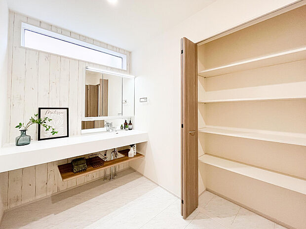 【◇オープンサニタリー2号棟）】軽やかで洗練された洗面空間。スリムLED付き3面鏡ミドルミラーが、自然な光と影で顔を映し、毎朝の準備をサポート。スタイリッシュと使いやすさが両立した、満足度の高い仕様です。