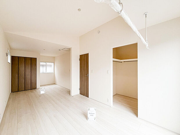 【◇2階洋室※可変型2号棟）】1部屋を2つの部屋にアレンジできるフレキシブルルーム※2つ部屋としてご利用の場合は間仕切壁工事は有償。1部屋としてでも広々とつかえて、インテリアの配置を考えるのも楽しくなる！