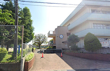 坂戸市立南小学校 923m
