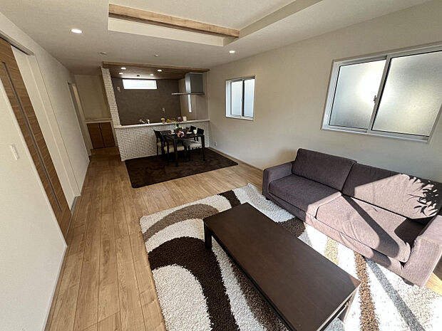 陽光差し込むリビングは自然と家族の中心に【5号棟】　