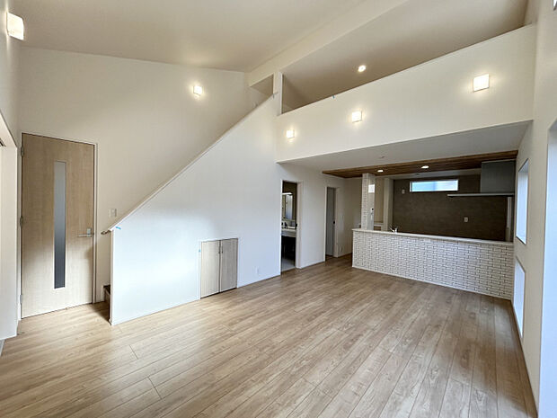 開放感を演出する勾配天井を採用したLDK　