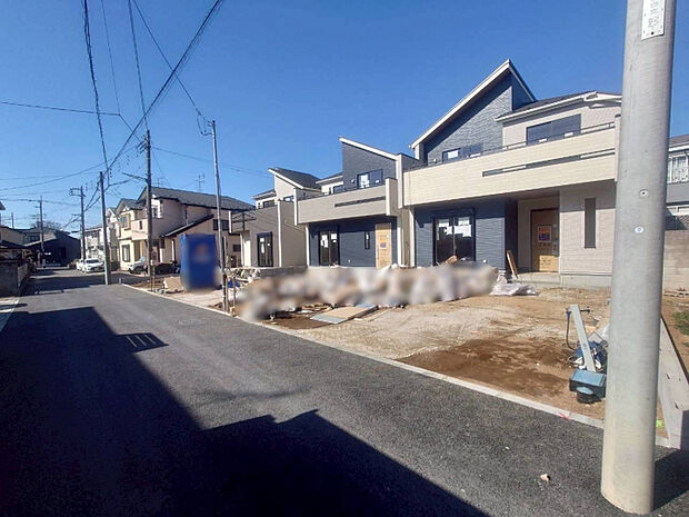 前面道路含む外観写真　