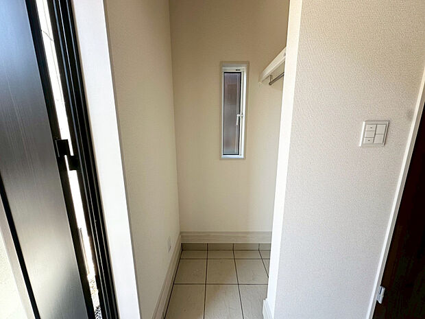 1号棟:土間収納　ベビーカーやゴルフバック置き場に便利な玄関収納。ハンガーパイプ付きでコートなどの衣類を掛けられます。