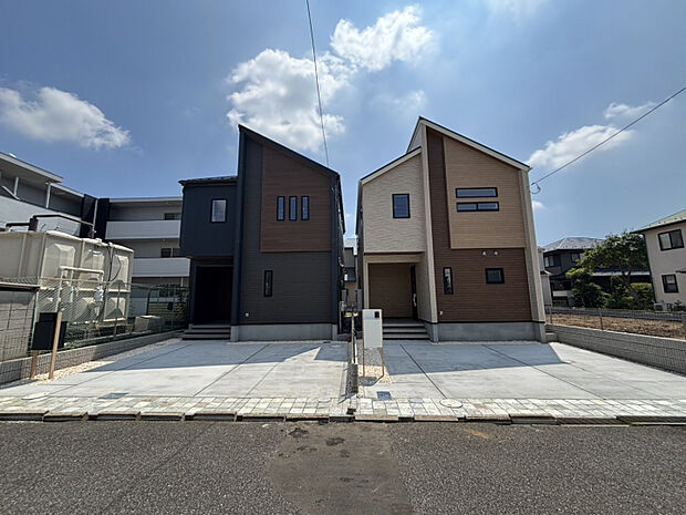 【外観写真】　右から（1）号棟、（2）号棟（2026.8.24撮影）　並列2台駐車可能です！
