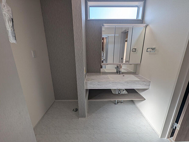 【4号棟:洗面化粧台】ホテルのようなオシャレでワイドな洗面化粧台を採用！