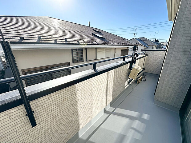 【2号棟:バルコニー】高さの調整が可能な屋外物干し付き♪
