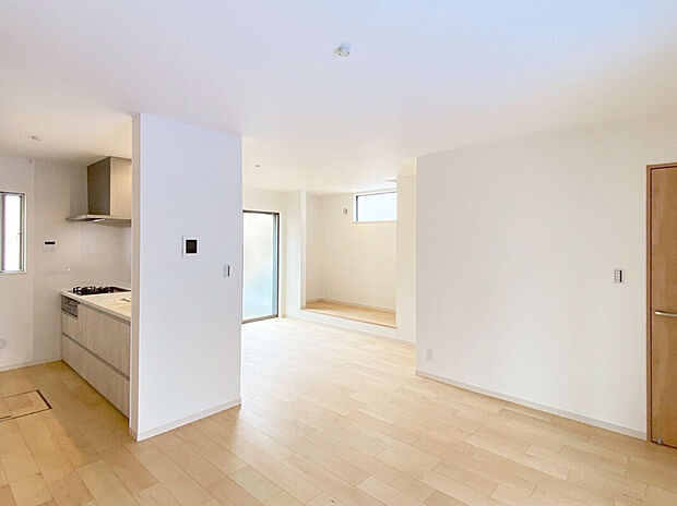 リビングはコアガリスペースを含め19帖の広さ、緩く繋がった一つの空間で家族各々がゆったり自分の時間を愉しめます。パントリーやリビング収納も設置されお片付けもラクになる多機能リビングです。