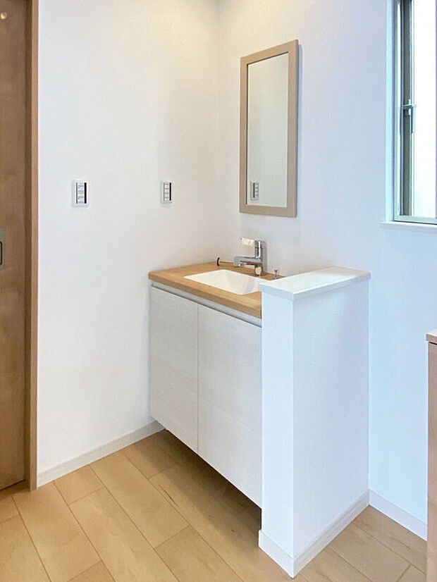 【１階スマート洗面台】１階洗面台は収納と鏡付き。カウンターとボウルが一体化、カビを防げ汚れが溜まりにくくお手入れがラクです。節水しながら洗浄効果も高い混合栓キレイスト採用。
