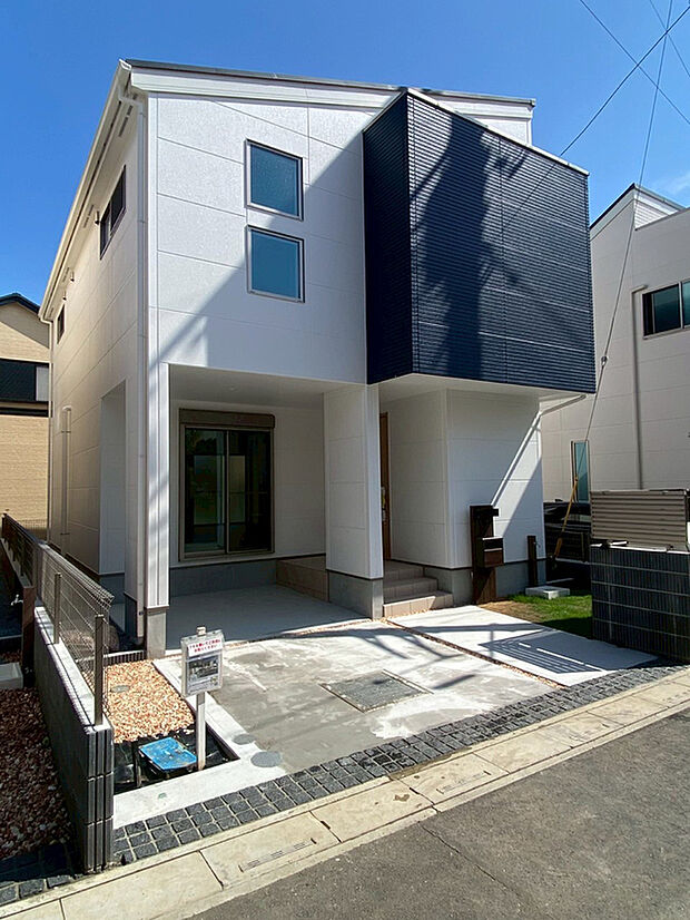 【 ビルトインカースペース】カースペースは半ビルトインタイプ。リビングの掃き出し窓を利用して、雨でも濡れずに荷物の出し入れができます。