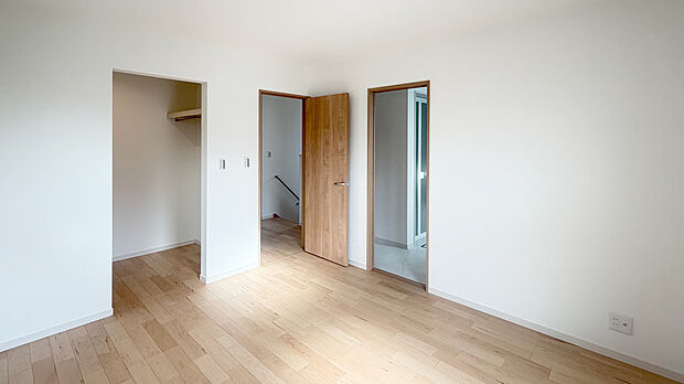 【主寝室（施工例）】主寝室には1.8帖大のWICを設置。また洗面（ランドリー）室へ直接アクセス可能です。洗濯動線のほか、入浴時や身支度の動線もスムーズで忙しい時間帯の時短が叶います。