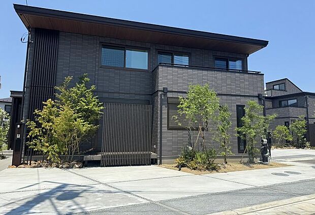 No.3_外観1（撮影_2024年6月）磁器タイル外壁とブラウンサッシによる重厚感で落ち着いたデザインで、街並みや緑と調和する品のある外観です。