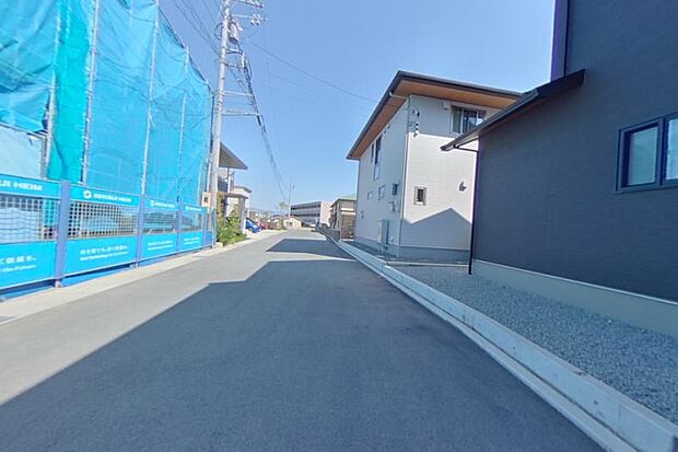 分譲地内道路2_（撮影_2025年5月）通り抜けできない道路なので車通り少なく、小さいお子様も安心です。