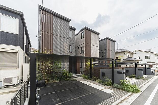 No.I-3_外観（撮影_2025年9月）太陽光発電システム5.92kW、屋内蓄電池システム4.9kWhを搭載した鉄骨造3階建て。