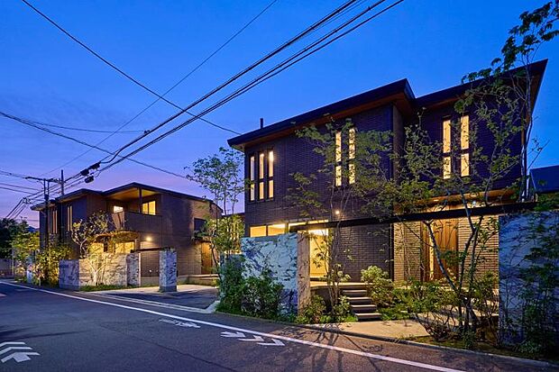 まちなみ3（夜景）（撮影_2024年5月）街全体で照明計画を行うことで夜の街に美しさと安全性を確保。※販売済区画を含む場合がございます。最新の販売状況は区画図等をご参照下さい。