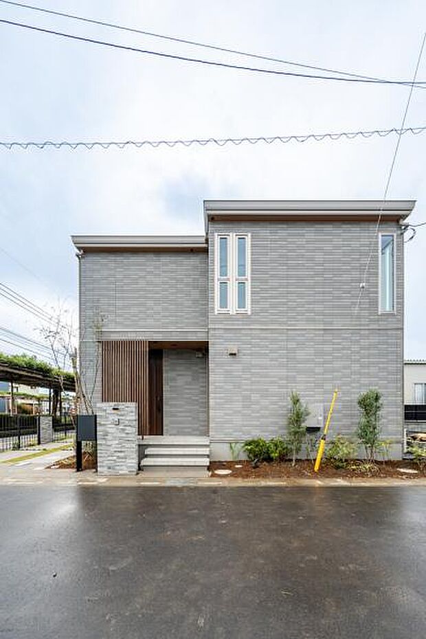 No.12_外観(撮影_2024年10月)鉄骨造2階建て。モデルハウス公開中です。お気軽にご見学ください!