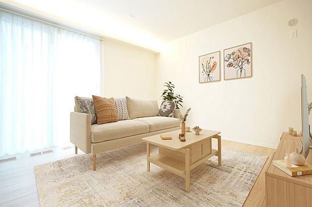 No.1_LDK2(撮影_2024年10月)※一部CG加工有。天井を照らすコーブ照明の光が空間を優しく包み込みます。