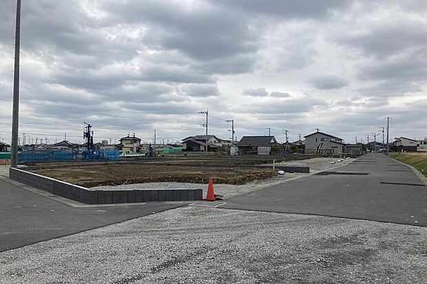 土地全景(撮影_2025年4月)全14区画の新規分譲地。まちなみデザインガイドラインにより夜も明るく安全です。コストコやアウトレットに近い金田エリアの分譲地です!