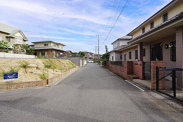南側前面道路(撮影_2024年11月)南側前面道路は幅約6メートル。お車の駐車も楽々です。