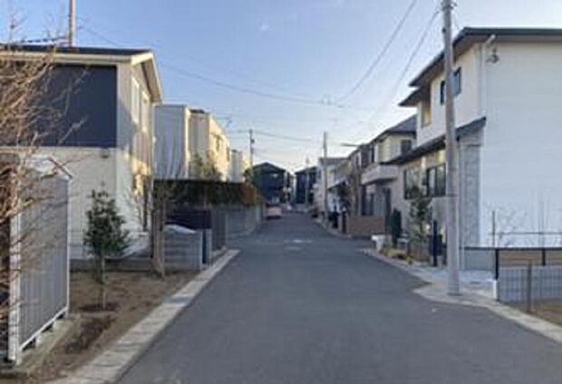 前面道路1(撮影_2025年2月)幅員約6メートルの東道路、道路幅員もしっかり確保されております。