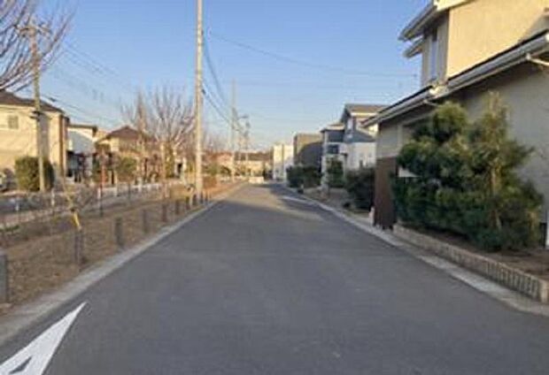 前面道路2(撮影_2025年2月)幅員約6メートルのL字東道路、駐車も楽々です。