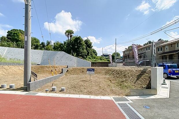 No.8_土地1（撮影_2025年9月）二方向道路に面した日当たりの良い区画です。