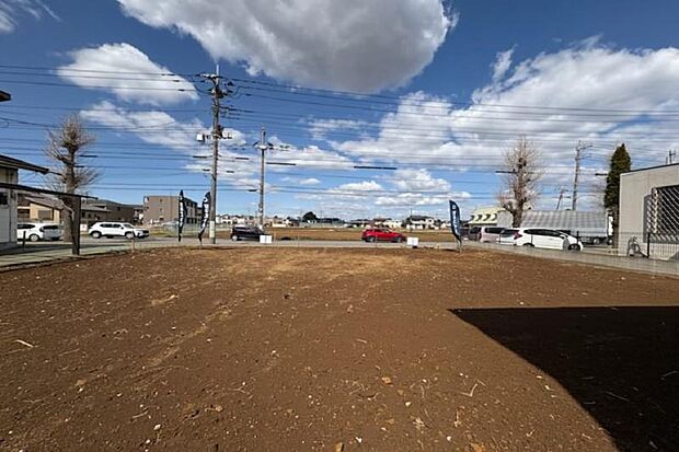 土地全景2（撮影_2025年3月）北側の2区画は広々40坪。ゆったりとした間取りのご提案が可能です。※販売済区画を含む場合がございます。最新の販売状況は区画図等をご参照下さい。