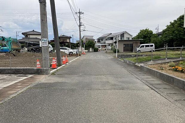 前面道路1（撮影_2025年6月）幅員4.6m～4.7m。交通量も多くないので、小学校に通学される際も安心です。
