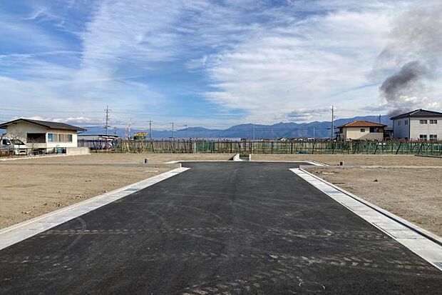 前面道路（撮影_2024年1月）駐車やすれ違いのストレスが少ない幅員6mの新設道路です。