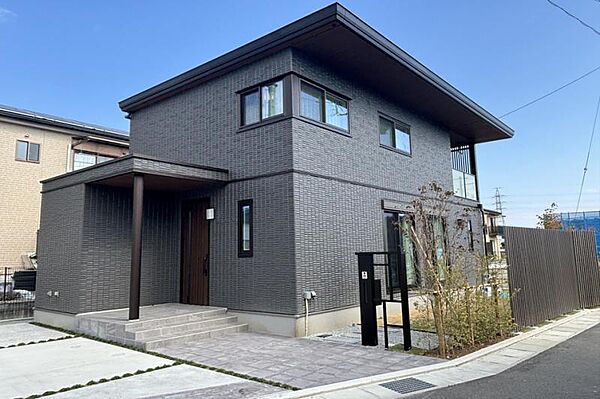 No.1_外観（撮影_2025年11月）重厚感のある外観とゆとりのあるアプローチが魅力。家族みんなが安心して暮らせる住まいです。