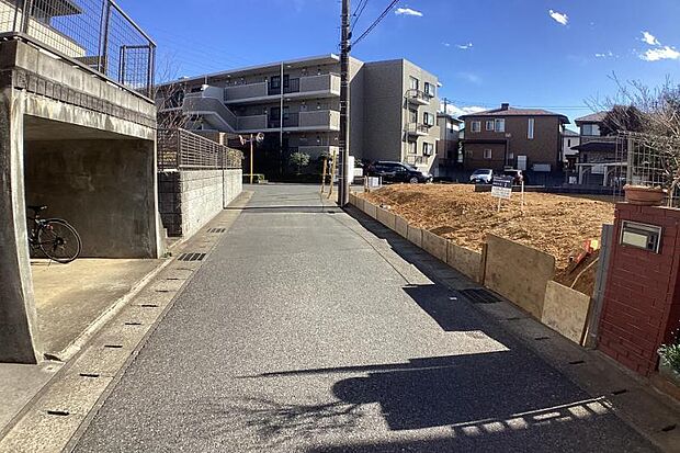 No.1_道路（撮影_2025年2月）前面道路も幅4mあり、車庫も入れやすくなってます。