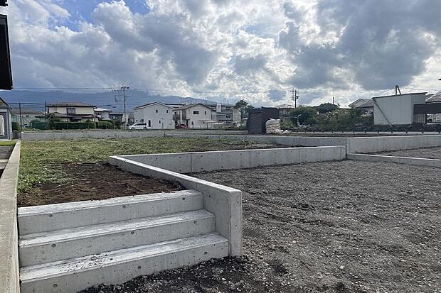 No.1_土地(撮影_2025年9月)北東より撮影。南北に伸びた整形地。駐車場→家→庭という用途に分けた配置ができます。