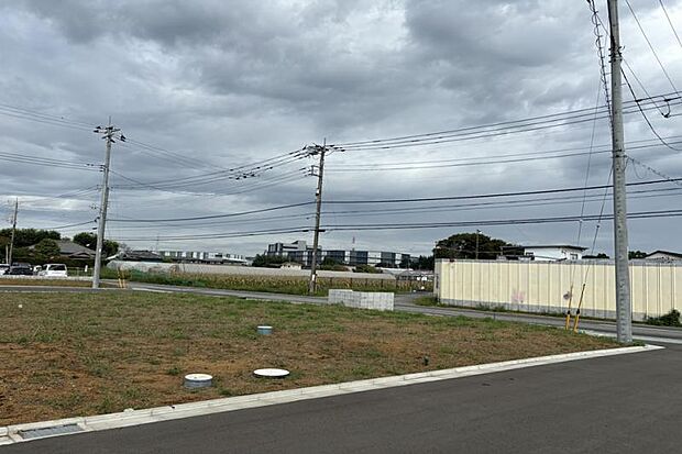 No.4_土地1（撮影_2025年10月）北東の角地です。二方向道路のため駐車計画の自由度が高いです。