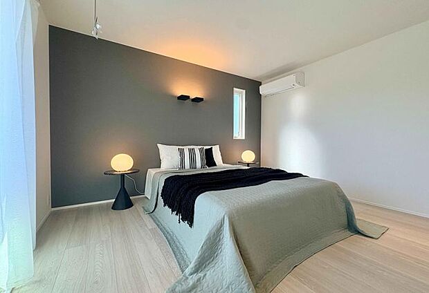 No.62_主寝室（撮影_2025年10月）アクセントクロスや間接照明を設置し、ホテルライクな寝室を演出